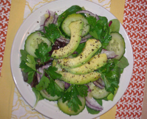 Ensalada Verde con lechugas tiernas, aguacate, pepinos, pimientos verdesy rodajas de cebolla morada