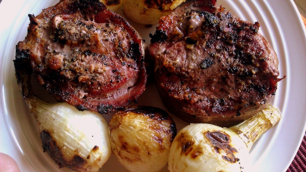 Filete y cebollitas recién salidas del grill