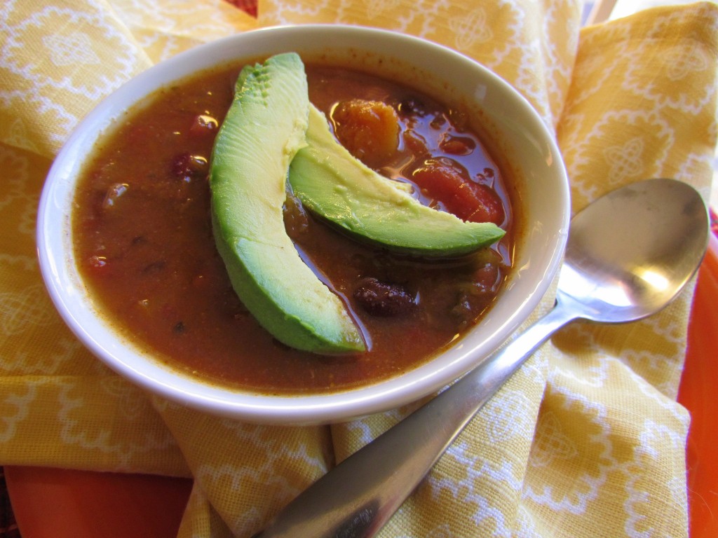 Chili served with Hass avocado slices