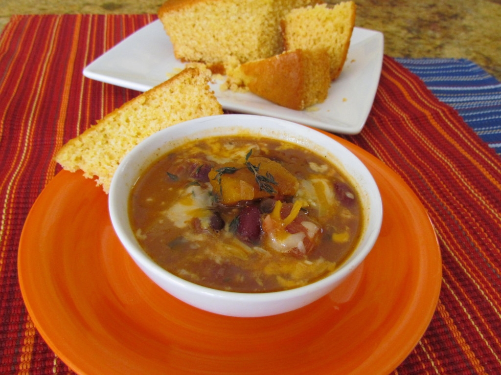 Chili servido con pan de máiz