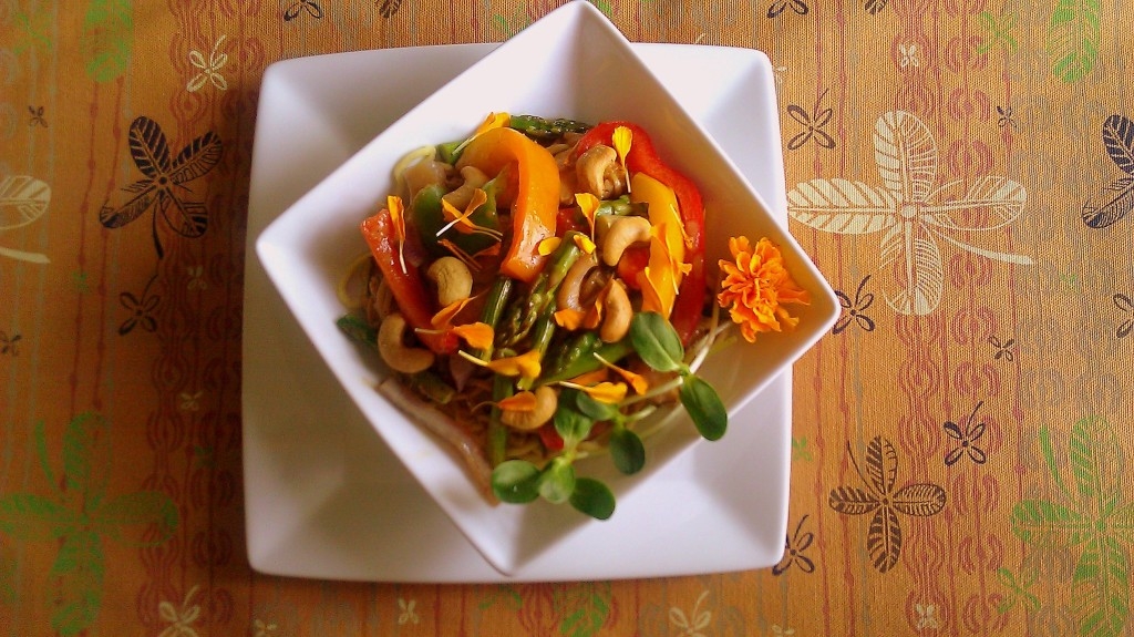 Fideos Chinos con Salteado de Pollo y Verduras