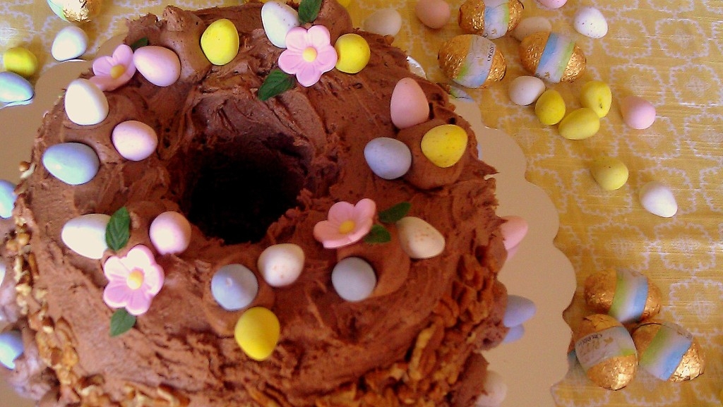 Pastel de Chocolate para la Pascua decorado con huevitos y flores de azúcar