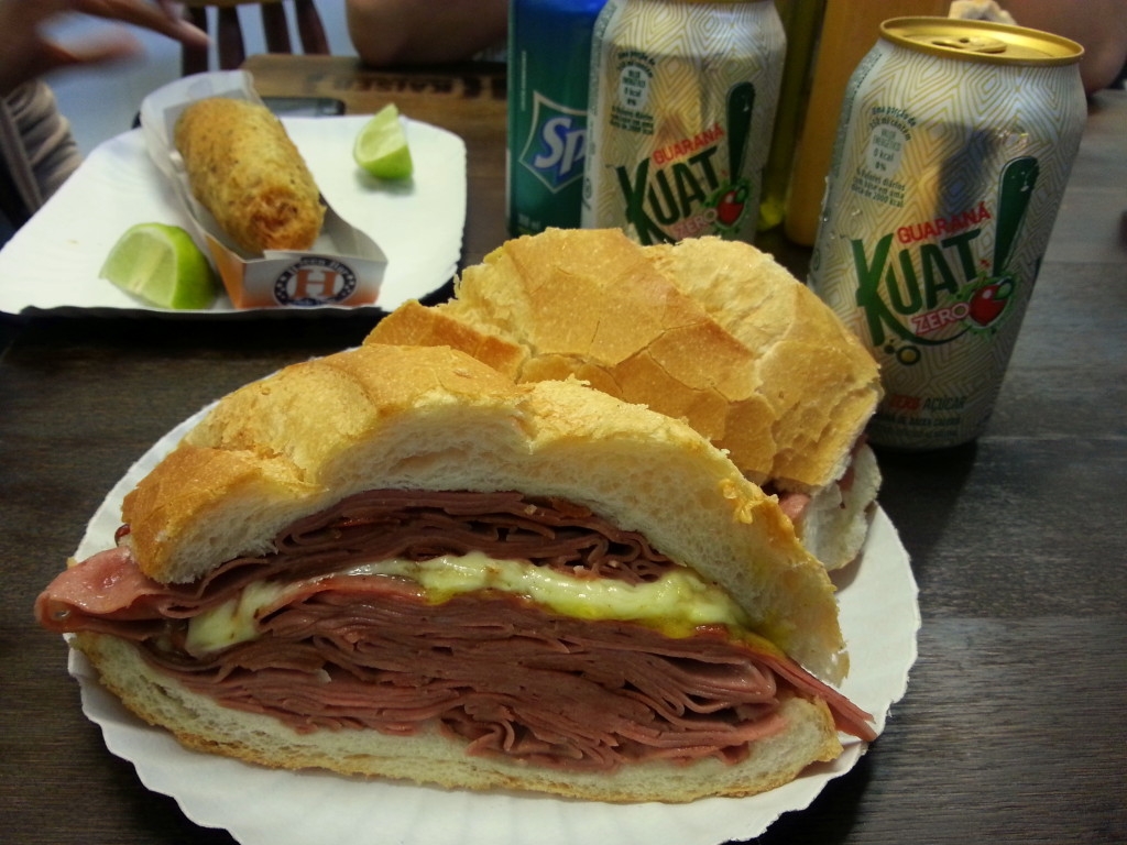 Sandwich brasileiro de mortadela acompañado de la bebida nacional guaraná