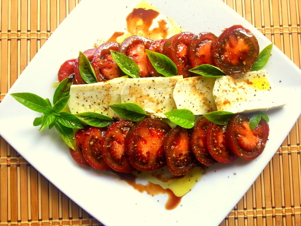 Ensalada Caprese con Tomates Kumato