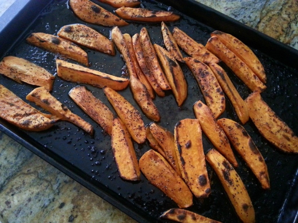 Batatas fritas recién salidas del horno