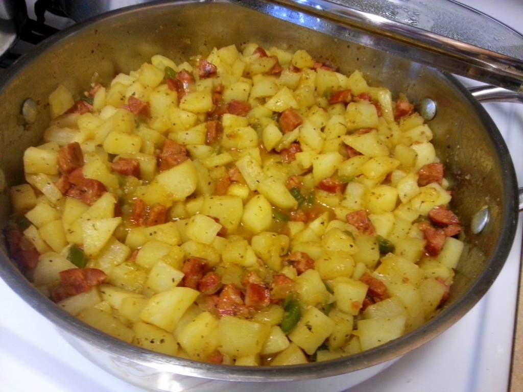 Cocinando papas con chorizo