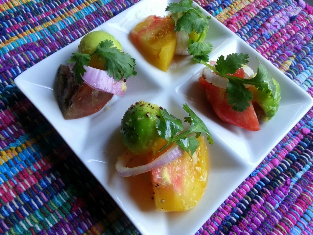 Ensalada de Tomate Heirloom y Aguacate