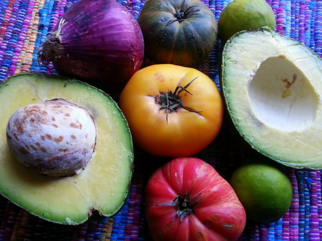 Ingredientes para la Ensalada de Tomate Heirloom y Aguacate