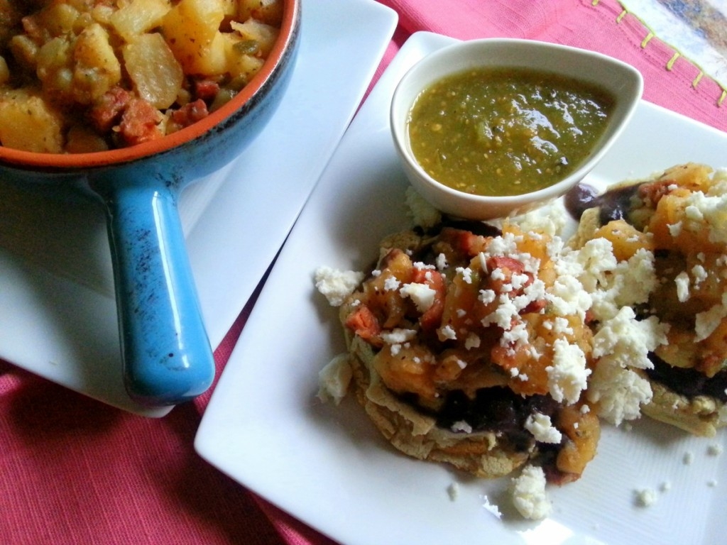 Sopes rellenos de papas con chorizo