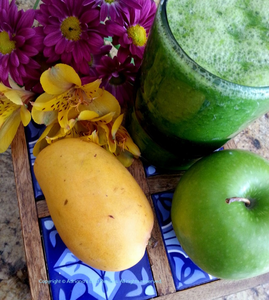 Green smoothie with mango, spinach, apple and lemon juice #ABRecipes
