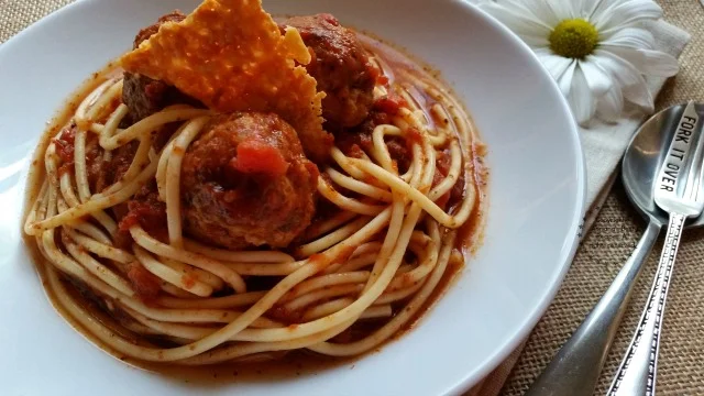 Espagueti y Albóndigas con Chipotle - Adriana's Best Recipes