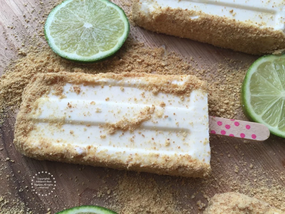 Preparar paletas heladas para servir como postre en una parrillada de verano es divertido