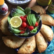 Deliciosas empanadas de salmon para la Cuaresma. Hechas con salmón enlatado, ingredientes españoles y Knorr® Caldo de Tomate granulado con Sabor a Pollo