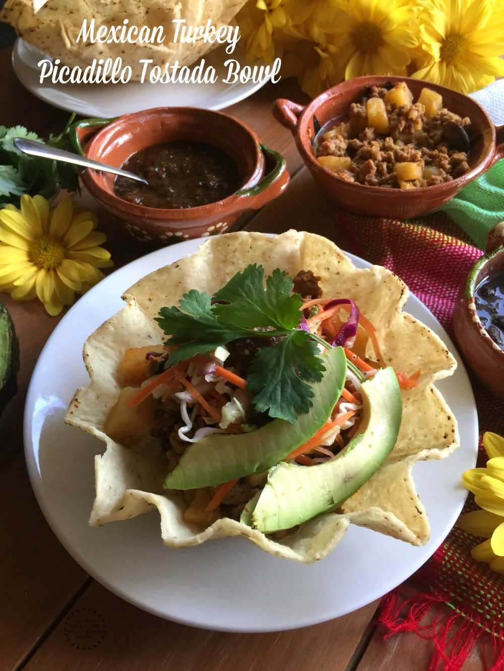 Picadillo de Pavo Estilo Mexicano hecho con carne de pavo, especias mexicanas, hongos, jalapeños y papas. Servido en un rico tazón de tortilla crujiente