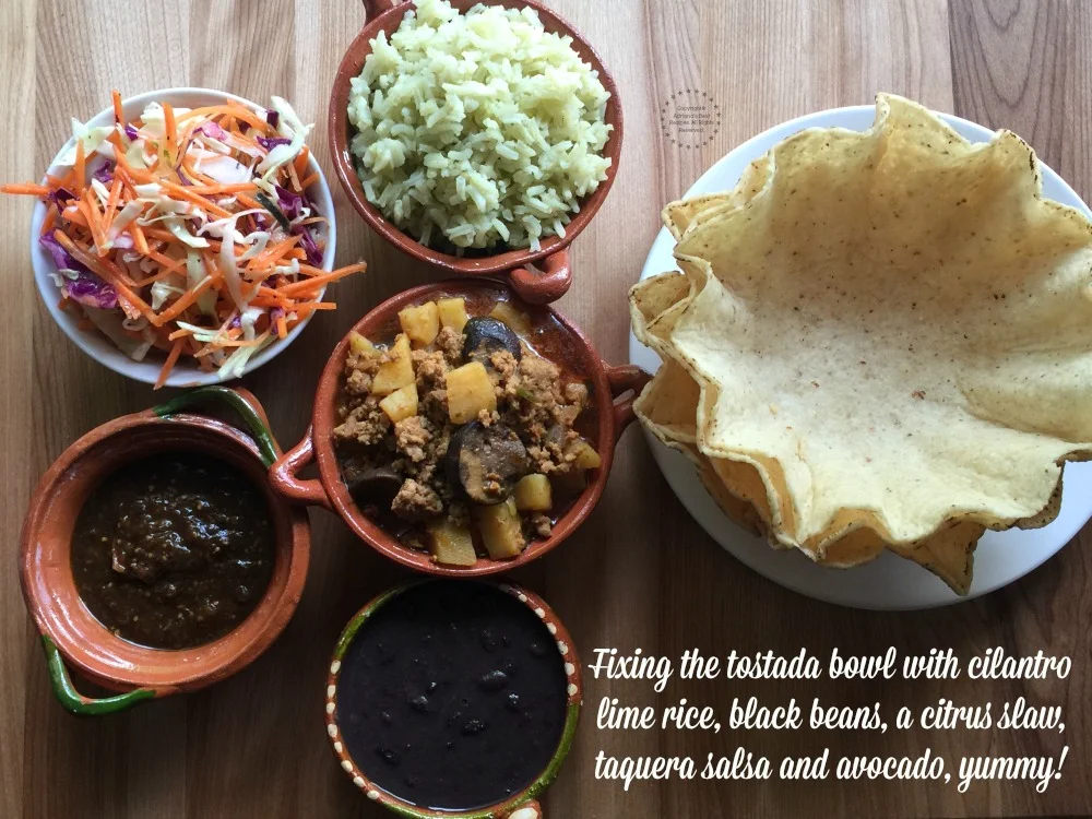 Sirviendo el picadillo de pavo en un tazón de tortilla crujiente