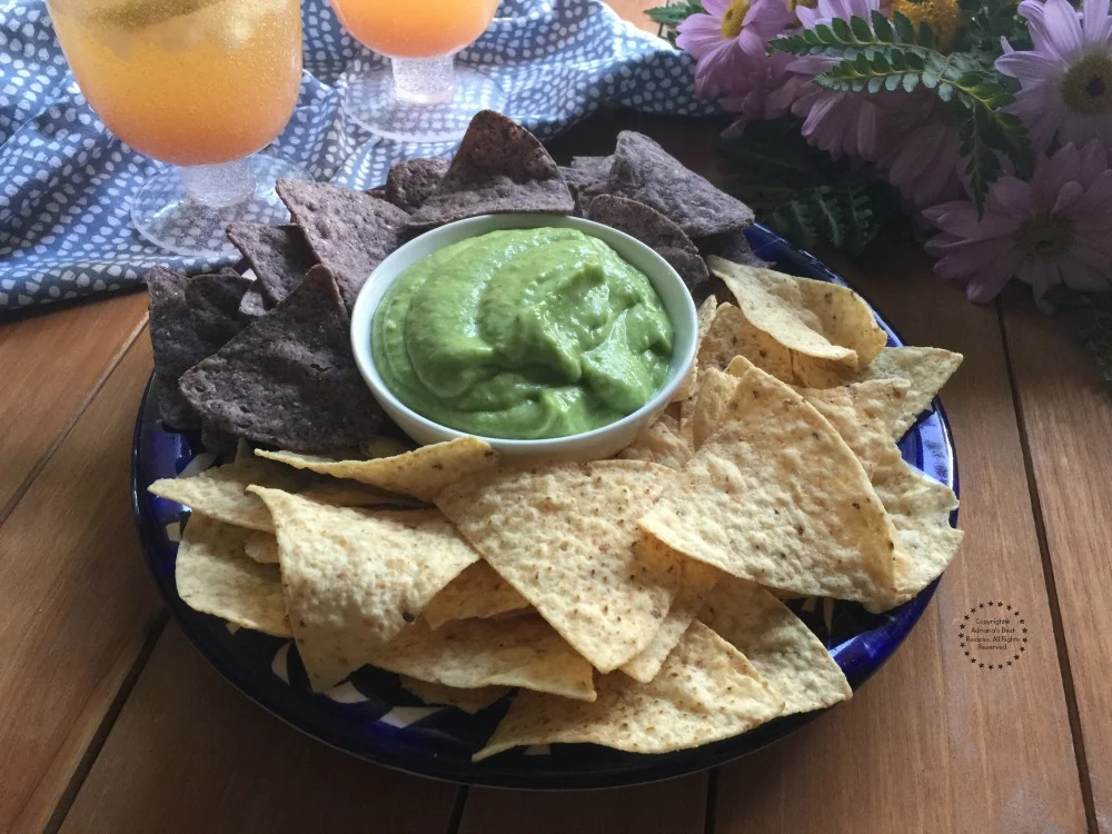 La Mexicanísima Salsa Verde de Aguacate