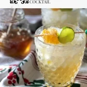 Esta margarita de miel panal contiene jugo de limón fresco, tequila blanco, licor de naranja y un jarabe hecho con miel Don Victor® y panal de abeja que es comestible