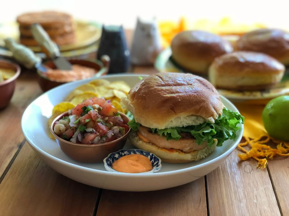 Hamburguesas de Salmon con Garbanzos y Mayonesa con Harissa