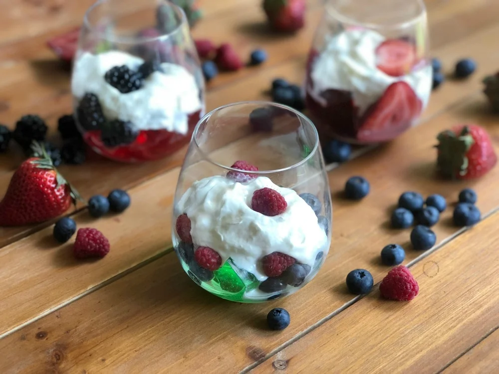 Este postre de gelatina lo puedes acompañar con fruta de tu elección