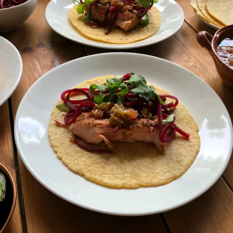 Prepara estos tacos de salmon coho a la parrilla