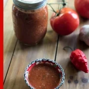 Salsa Roja con Chiles Carolina Reaper hecha con tomates, ajo, vinagre y especias