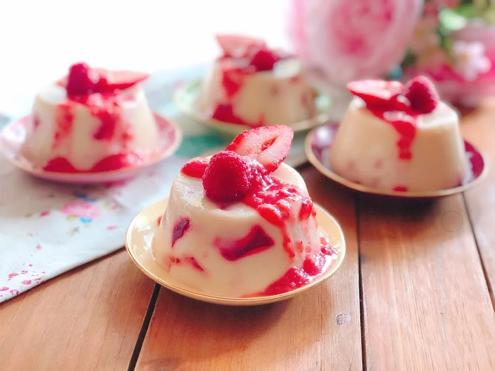 https://www.adrianasbestrecipes.com/wp-content/uploads/2019/04/Strawberry-Mosaic-Mexican-Jello-Dessert.png.webp