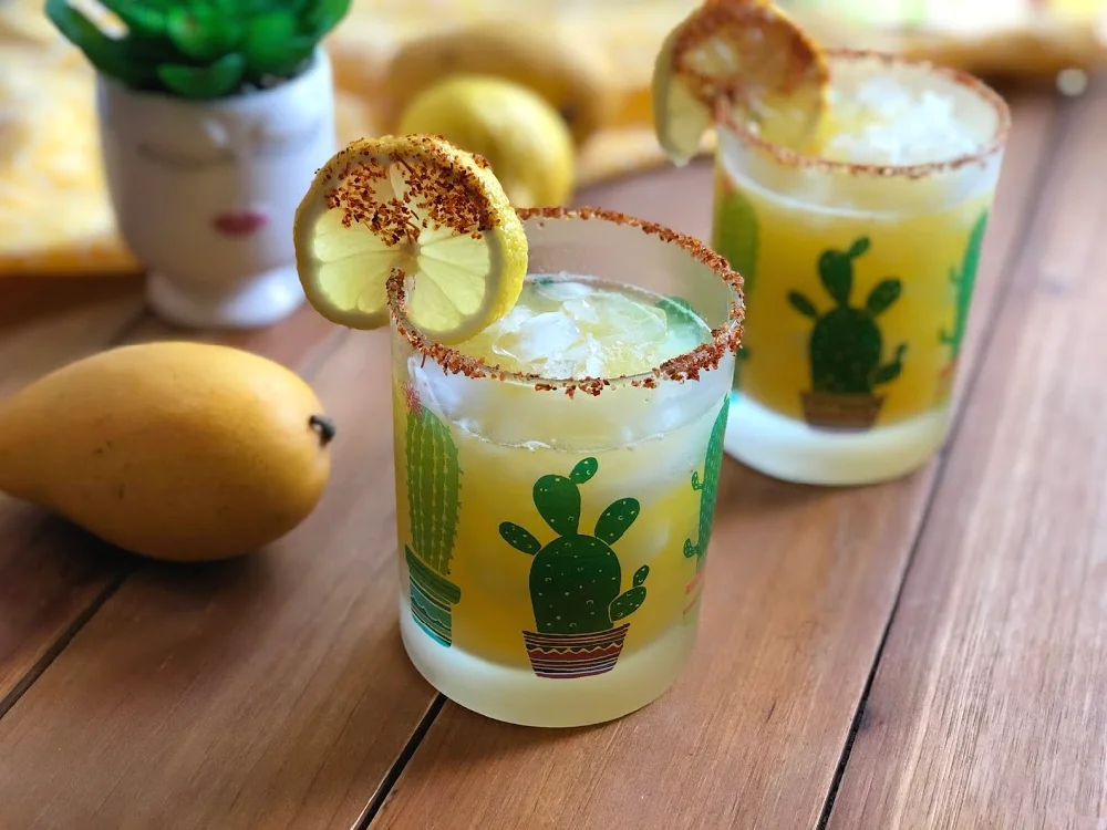 Brindemos con una agua fresca de mango manila con chamoy