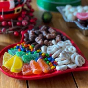 Un plato en forma de corazón con gomitas y pretzels