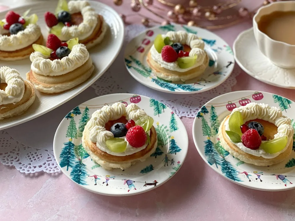 https://www.adrianasbestrecipes.com/wp-content/uploads/2020/12/Christmas-Wreath-Mini-Pancakes-1.jpg.webp