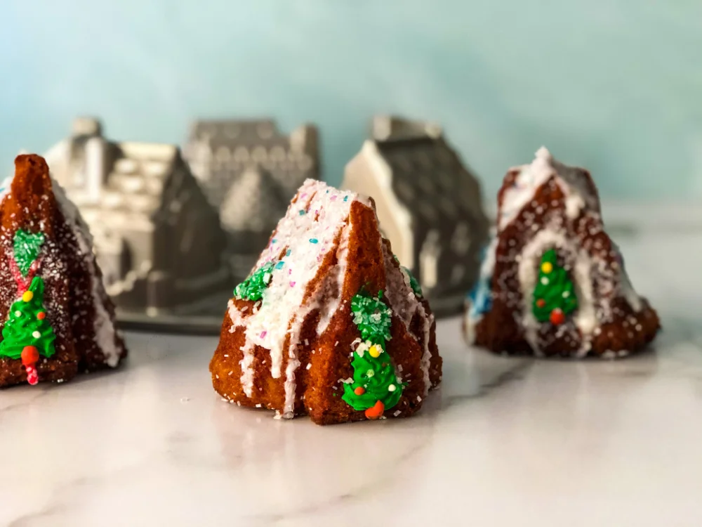 https://www.adrianasbestrecipes.com/wp-content/uploads/2020/12/tea-cupcakes-make-in-a-mini-house-cakelet-pan.jpg.webp