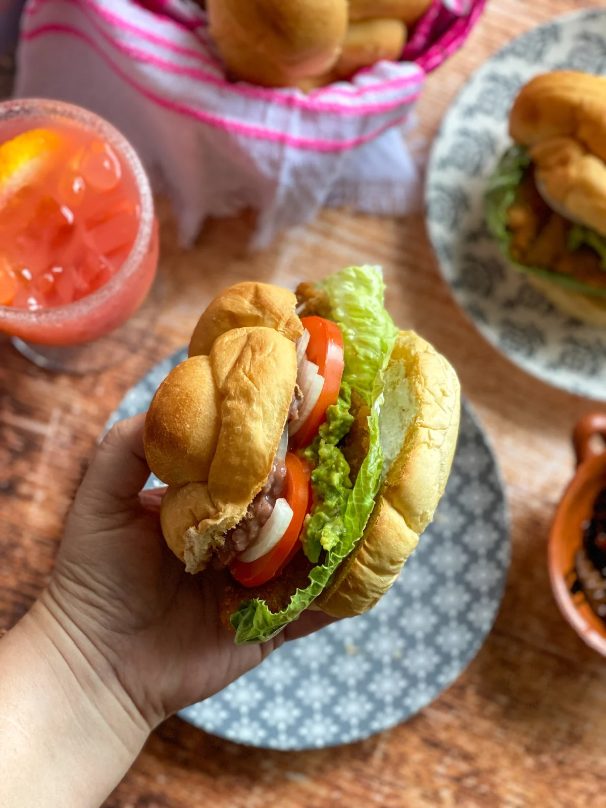 Mano sosteniendo una torta hecha con filetes de ternera empanizada