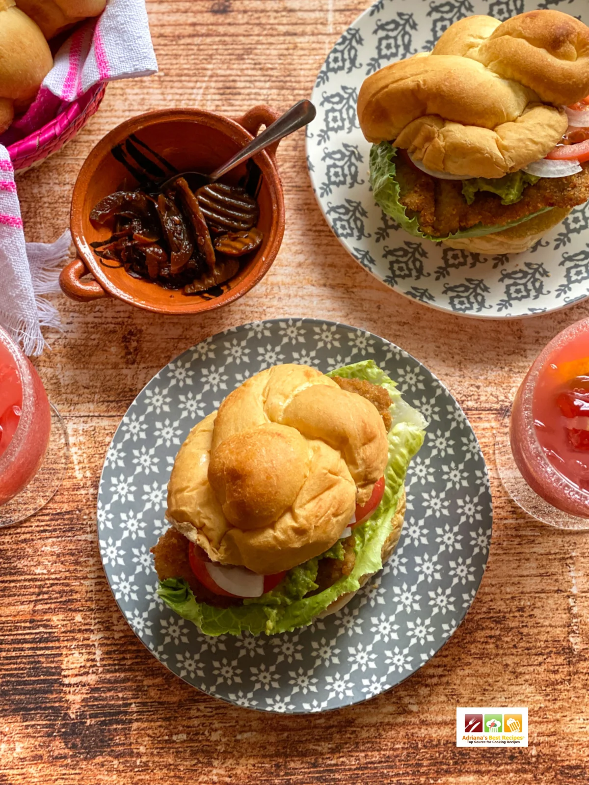 dos sándwiches calientes en una mesa de madera